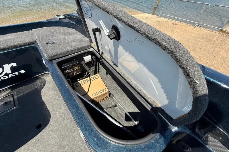 Slide: The Image of 1999 Ranger 620VS Fisherman boat storage compartment with NOCO Genius battery charger. - 46