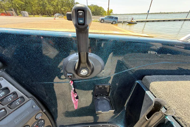 Slide: The Image of 1999 Ranger 620VS Fisherman boat control panel with throttle lever and lake view. - 51