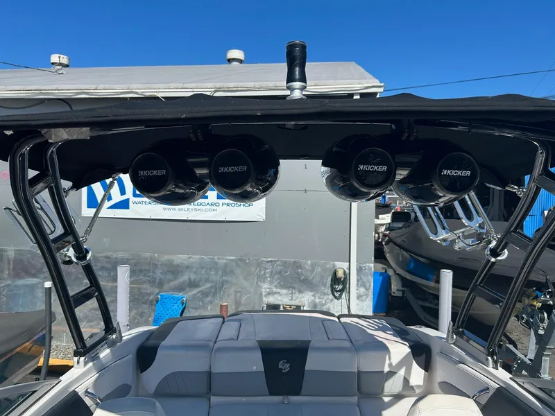 Slide: The Image of 2018 Chaparral 21 H2O Surf boat with Kicker speakers and cushioned seating. - 11