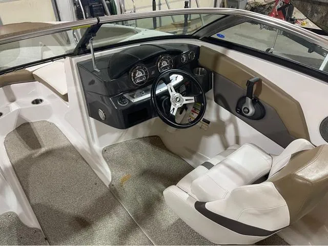 Slide: The Image of Four Winns Horizon 200 2016 - 10