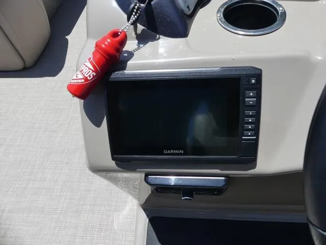 Slide: The Image of Sun Tracker Party Barge 20 DLX 2022 - 10