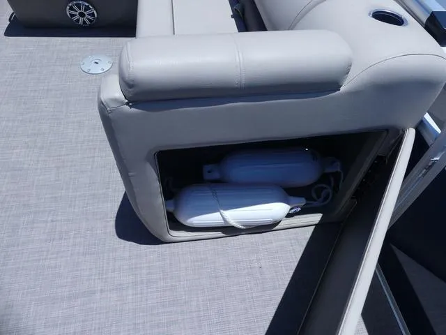 Slide: The Image of Sun Tracker Party Barge 20 DLX 2022 - 18