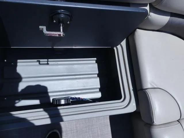 Slide: The Image of Sun Tracker Party Barge 20 DLX 2022 - 25