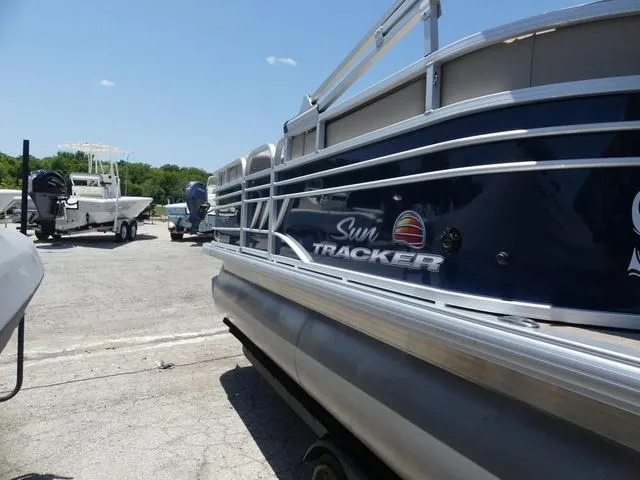 Slide: The Image of Sun Tracker Party Barge 20 DLX 2022 - 5