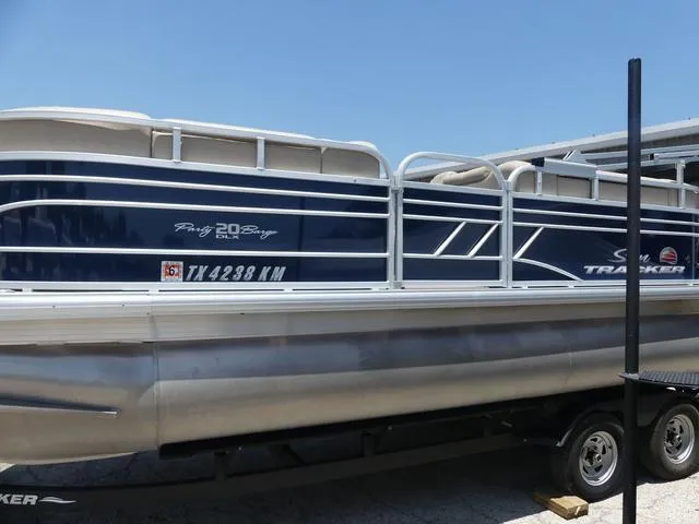 Slide: The Image of Sun Tracker Party Barge 20 DLX 2022 - 6