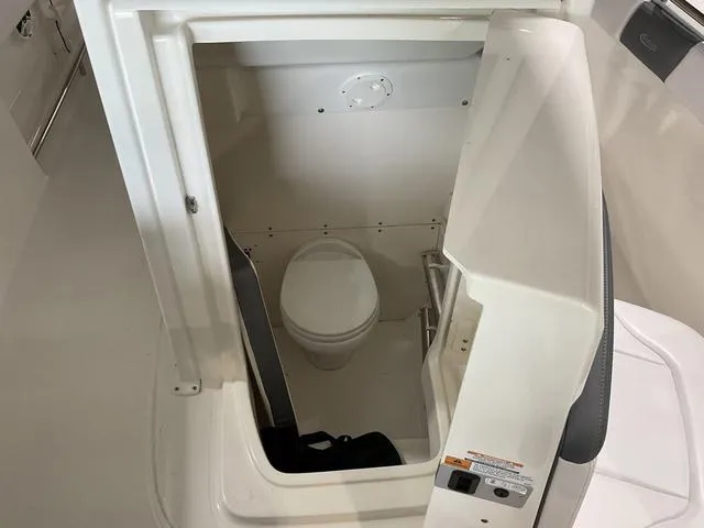 Slide: The Image of Robalo 242 EXPLORER 2018 - 9