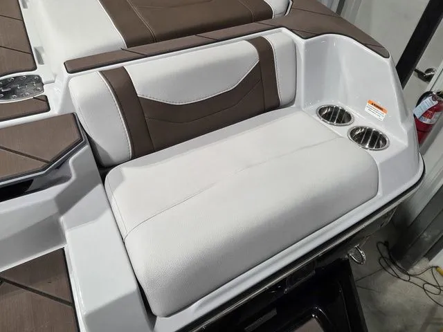 Slide: The Image of Malibu Wakesetter 23 LSV 2026 - 11