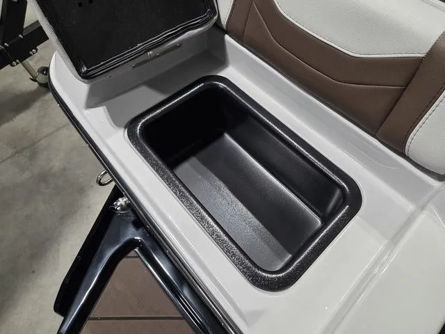 Slide: The Image of Malibu Wakesetter 23 LSV 2026 - 13