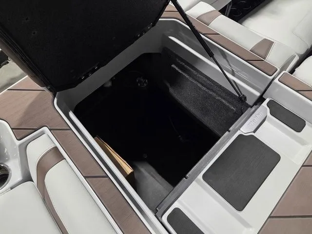 Slide: The Image of Malibu Wakesetter 23 LSV 2026 - 16