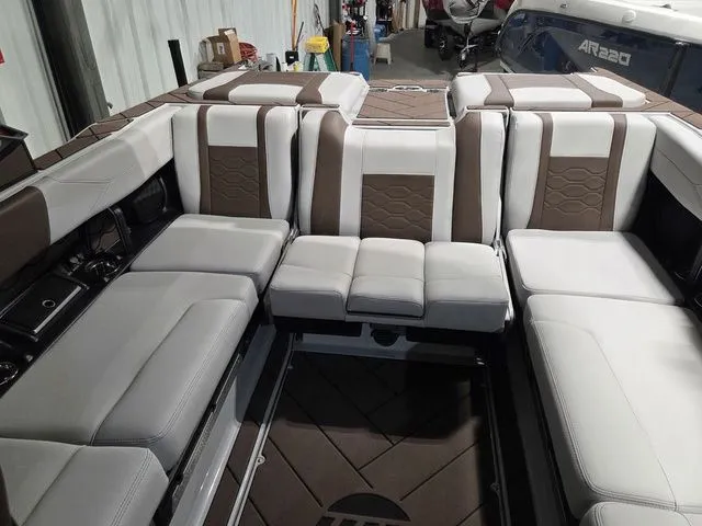 Slide: The Image of Malibu Wakesetter 23 LSV 2026 - 17