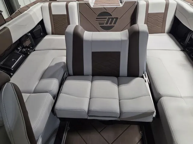 Slide: The Image of Malibu Wakesetter 23 LSV 2026 - 18