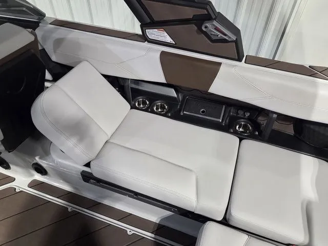 Slide: The Image of Malibu Wakesetter 23 LSV 2026 - 24