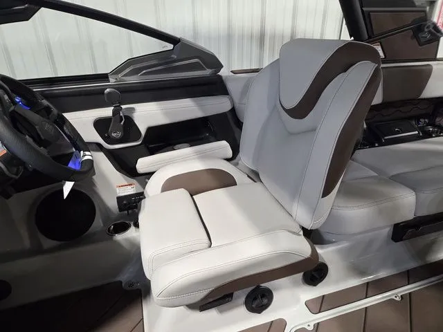 Slide: The Image of Malibu Wakesetter 23 LSV 2026 - 30