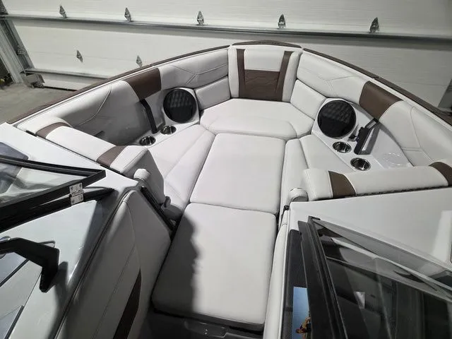Slide: The Image of Malibu Wakesetter 23 LSV 2026 - 38