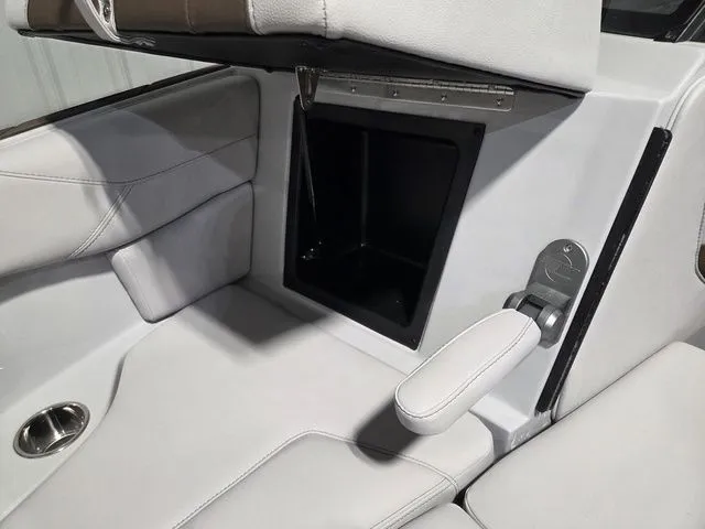 Slide: The Image of Malibu Wakesetter 23 LSV 2026 - 39