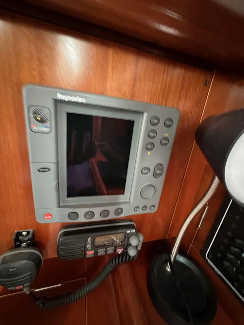 Slide: The Image of Beneteau 411 2002 - 50