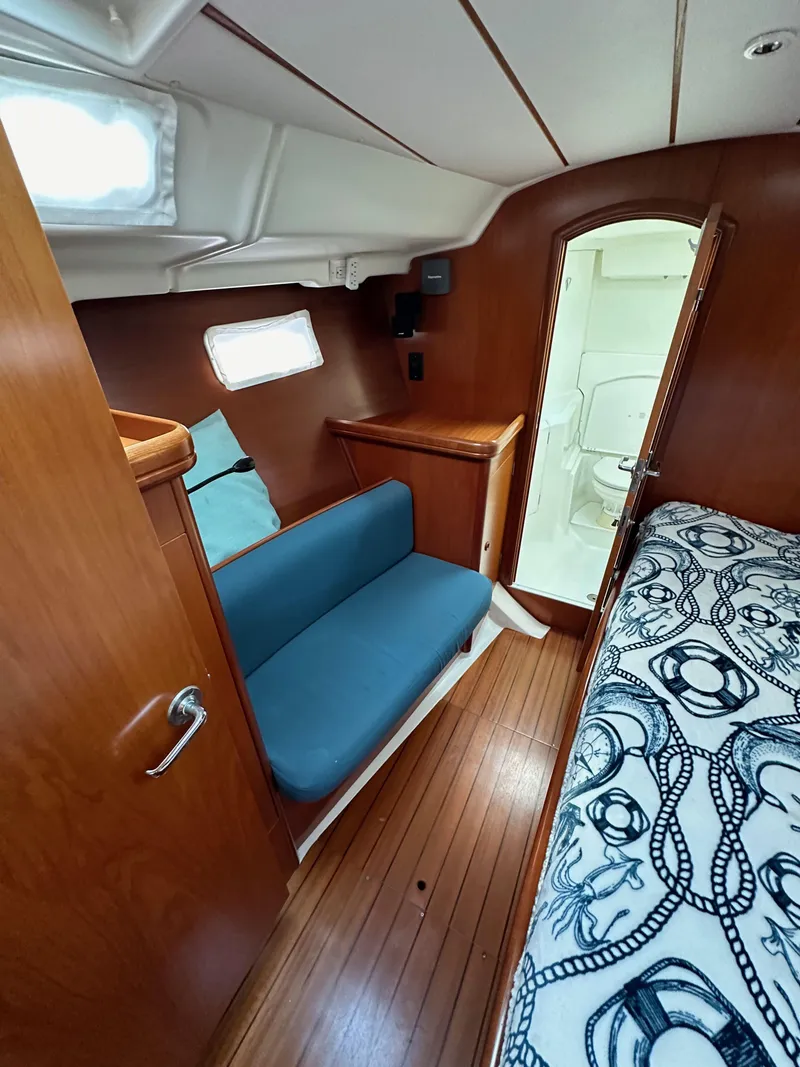 Slide: The Image of Beneteau 411 2002 - 61