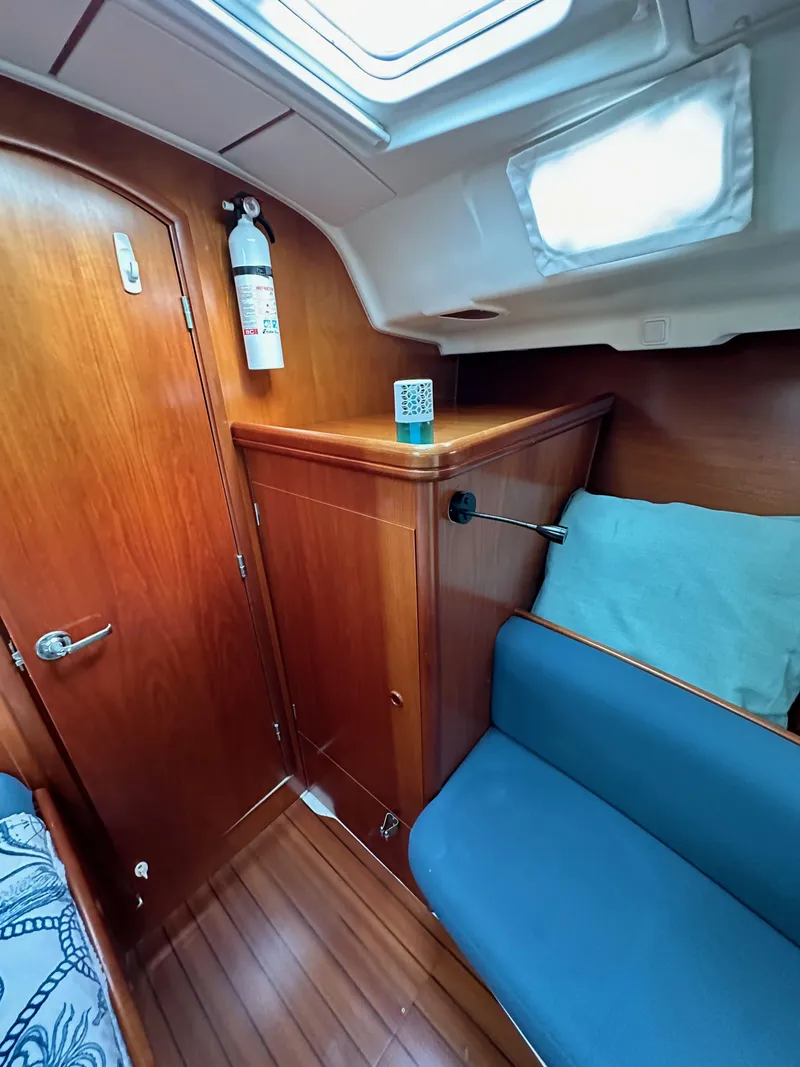 Slide: The Image of Beneteau 411 2002 - 62