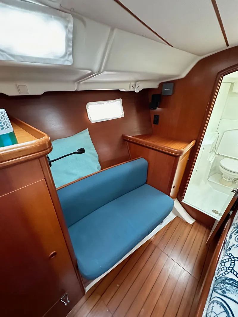 Slide: The Image of Beneteau 411 2002 - 63