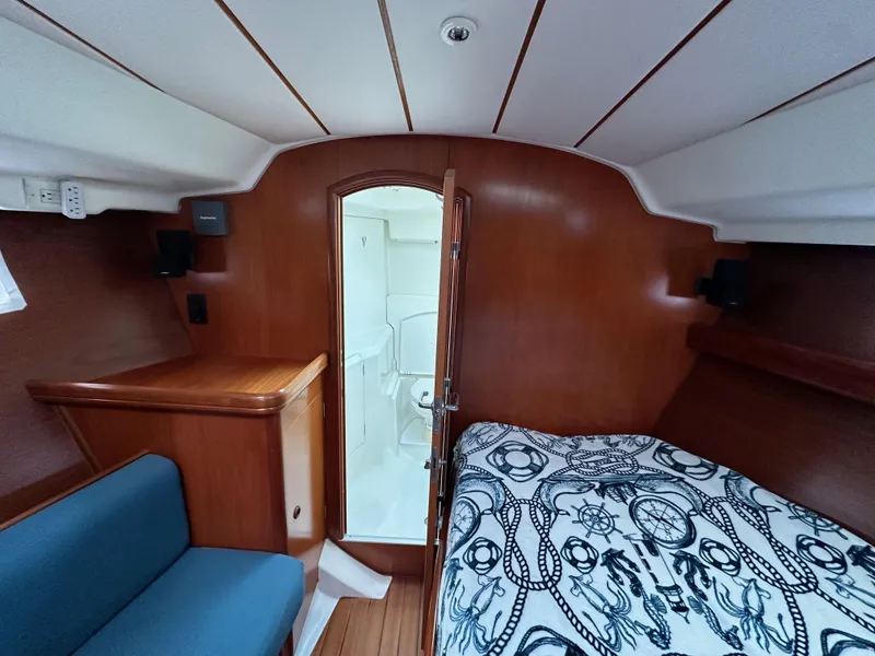 Slide: The Image of Beneteau 411 2002 - 64