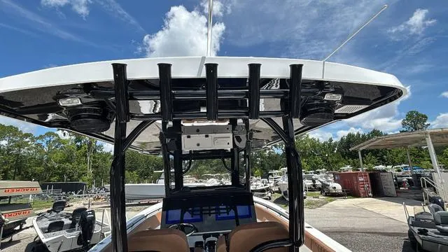 Slide: The Image of Sea Pro 322 CC 2025 - 10