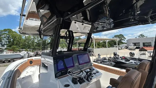 Slide: The Image of Sea Pro 322 CC 2025 - 12