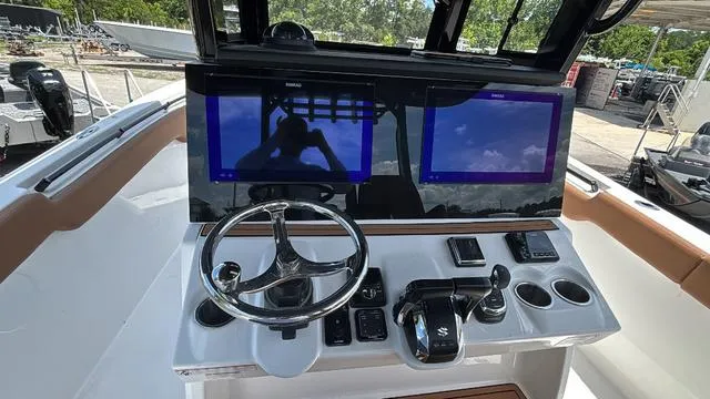 Slide: The Image of Sea Pro 322 CC 2025 - 13