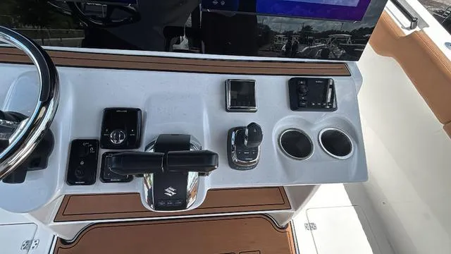 Slide: The Image of Sea Pro 322 CC 2025 - 15