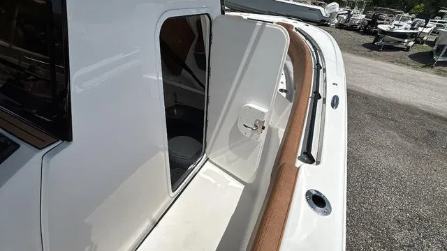 Slide: The Image of Sea Pro 322 CC 2025 - 16