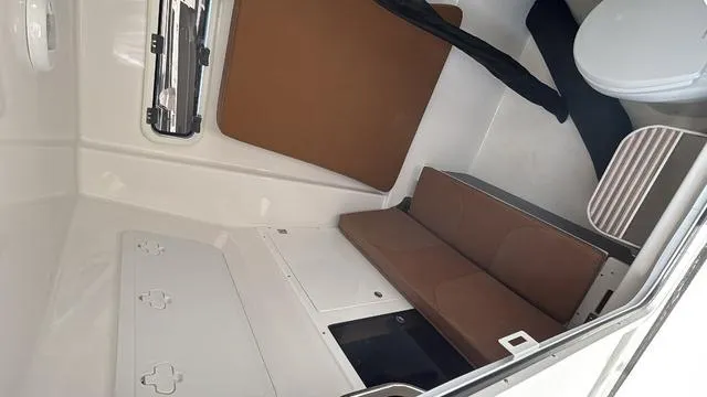 Slide: The Image of Sea Pro 322 CC 2025 - 17