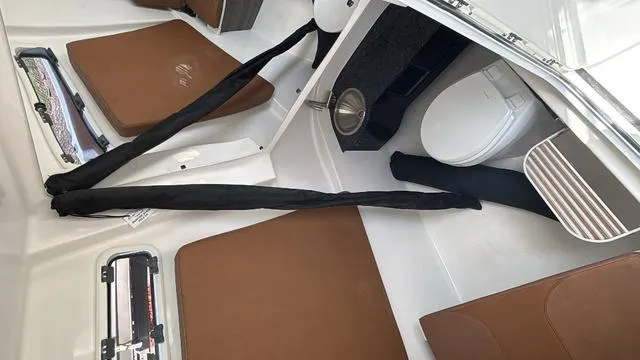 Slide: The Image of Sea Pro 322 CC 2025 - 19