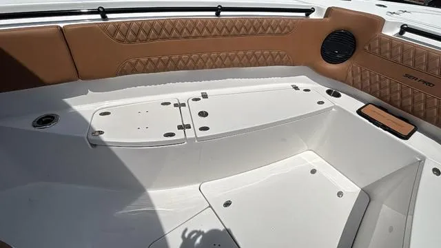 Slide: The Image of Sea Pro 322 CC 2025 - 21