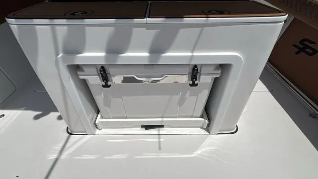 Slide: The Image of Sea Pro 322 CC 2025 - 27