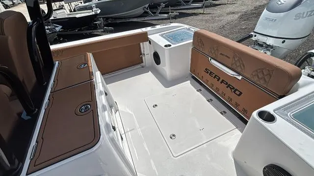 Slide: The Image of Sea Pro 322 CC 2025 - 3