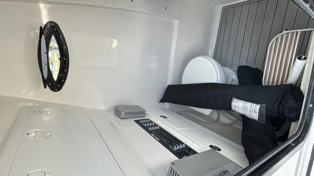 Slide: The Image of Sea Pro 292 CC 2025 - 11