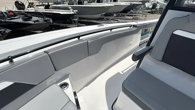 Slide: The Image of Sea Pro 292 CC 2025 - 6