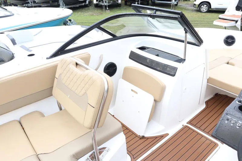 Slide: The Image of Bayliner VR5 BOWRIDER OUTBOARD 2024 - 4