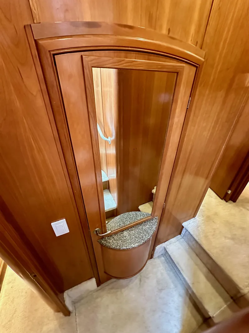 Slide: The Image of Meridian 580 Pilothouse 2004 - 104