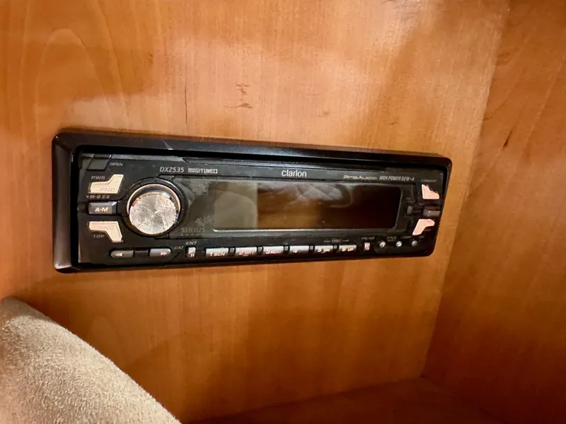 Slide: The Image of Meridian 580 Pilothouse 2004 - 124