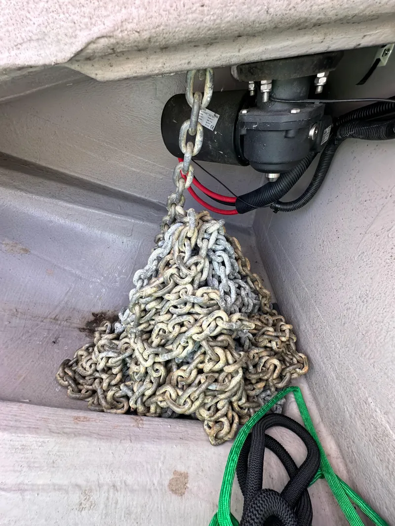 Slide: The Image of Tangled chain in a Bali 4.2 boat compartment, 2023 model. - 28