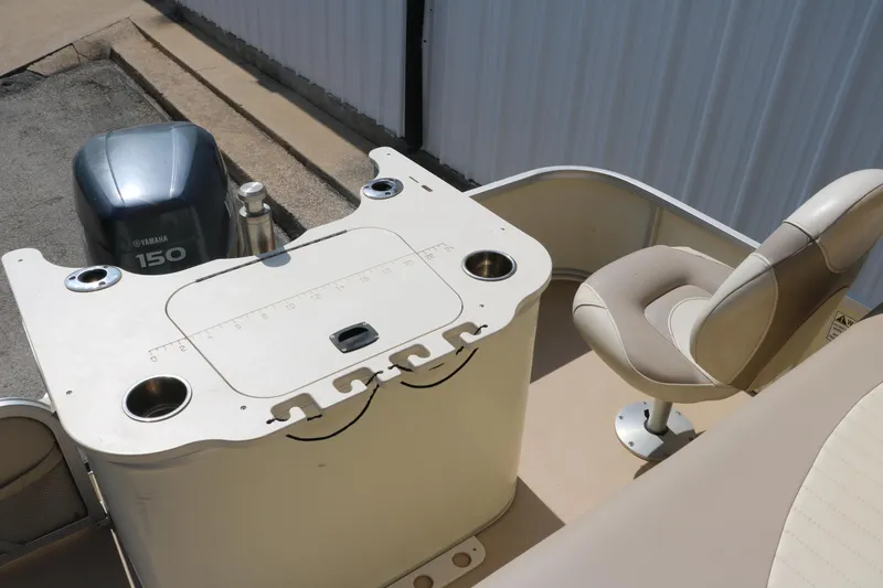 Slide: The Image of 2007 Bennington 2577 RFi boat with Yamaha 150 engine and seating area. - 16