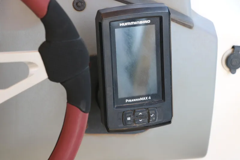 Slide: The Image of Humminbird PiranhaMAX 4 fish finder on 2007 Bennington 2577 RFi boat dashboard. - 27