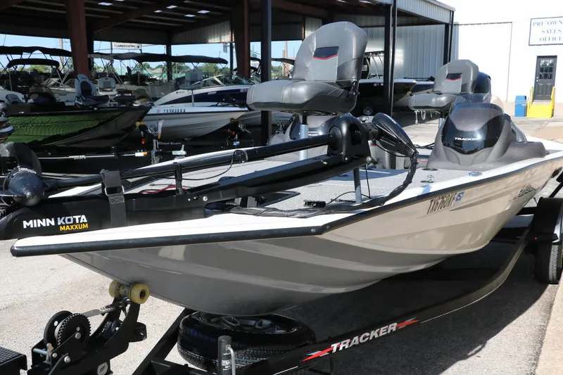 Slide: The Image of 2022 Tracker Pro Team 195 TXW Tournament Edition boat with Minn Kota Maxxum motor. - 6