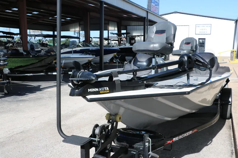 Slide: The Image of 2022 Tracker Pro Team 195 TXW Tournament Edition boat with Minn Kota Maxxum motor. - 7