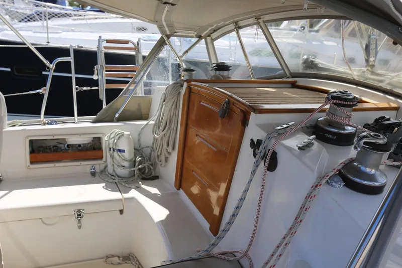 Slide: The Image of Cockpit of 2004 Pacific Seacraft Crealock 40 sailboat with ropes and winches. - 16
