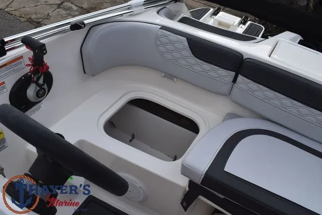 Slide: The Image of Bayliner M17 2025 - 11