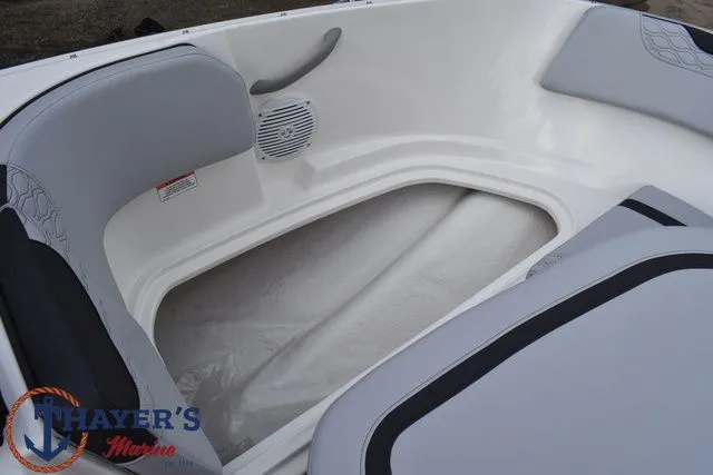 Slide: The Image of Bayliner M17 2025 - 12