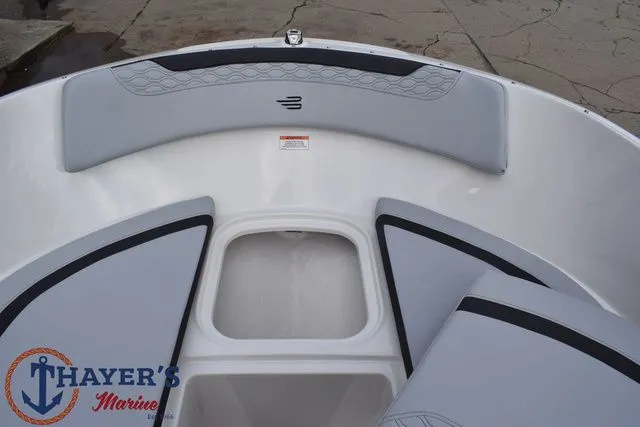 Slide: The Image of Bayliner M17 2025 - 13