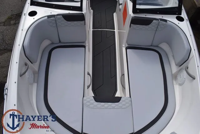 Slide: The Image of Bayliner M17 2025 - 14