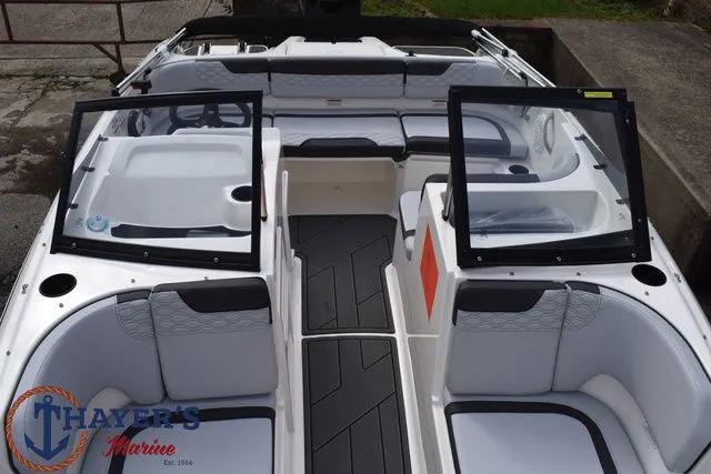 Slide: The Image of Bayliner M17 2025 - 15